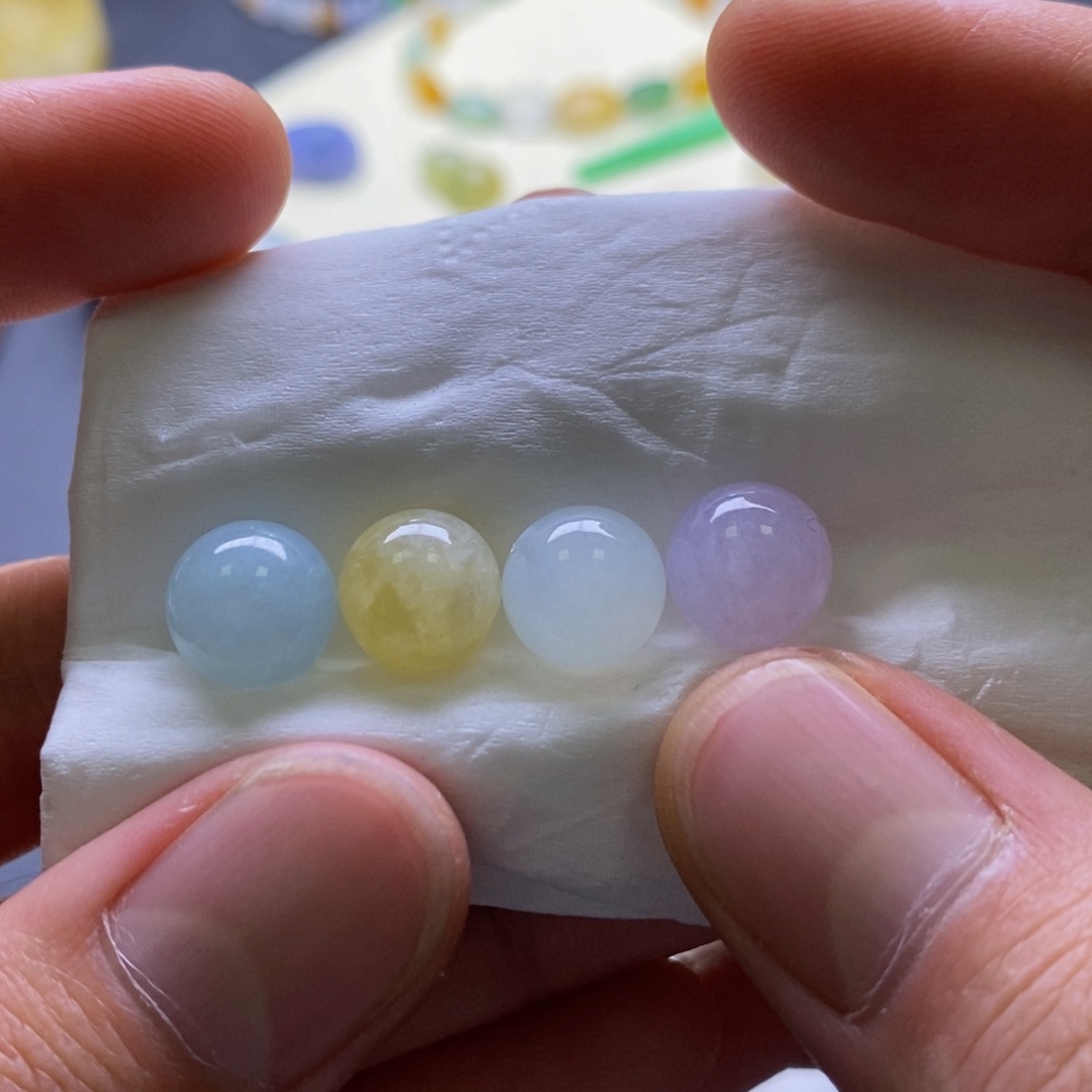 兔***豆翡翠未镶嵌挂件定制