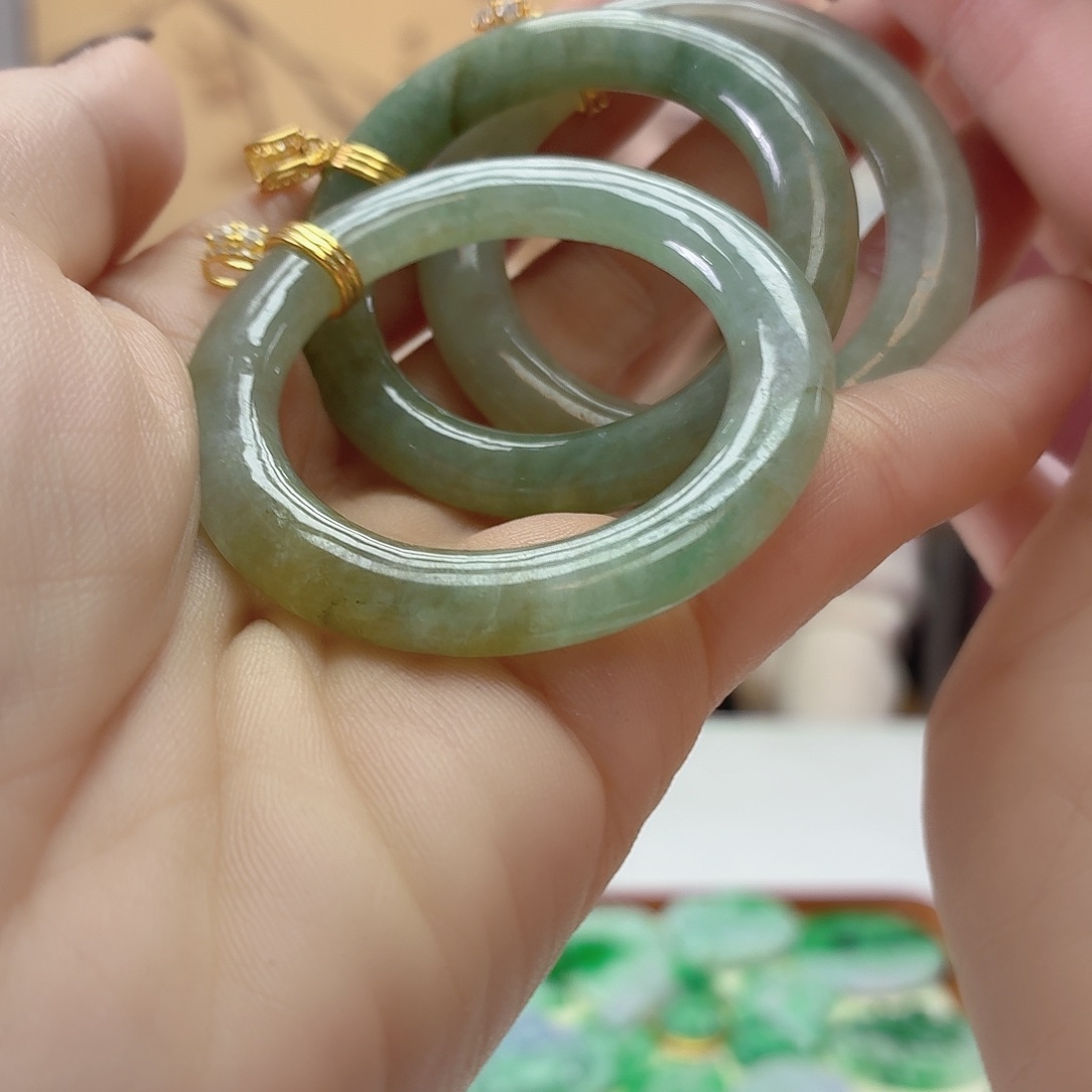 翡翠未镶嵌颈饰多样发其一