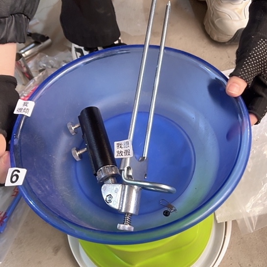 万向脚踩地插一个。       