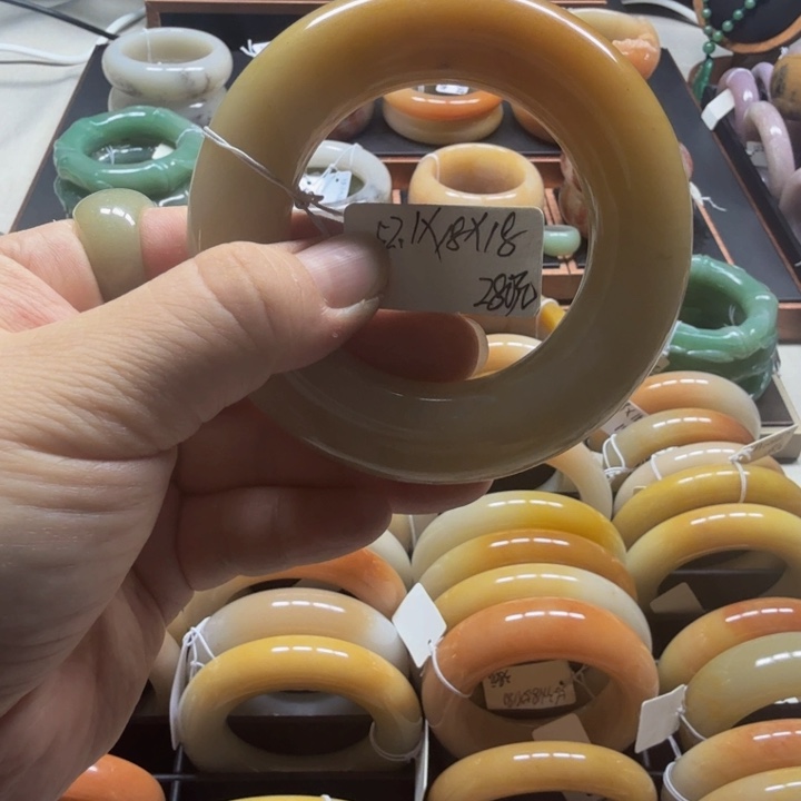 红***~石英质玉未镶嵌手镯