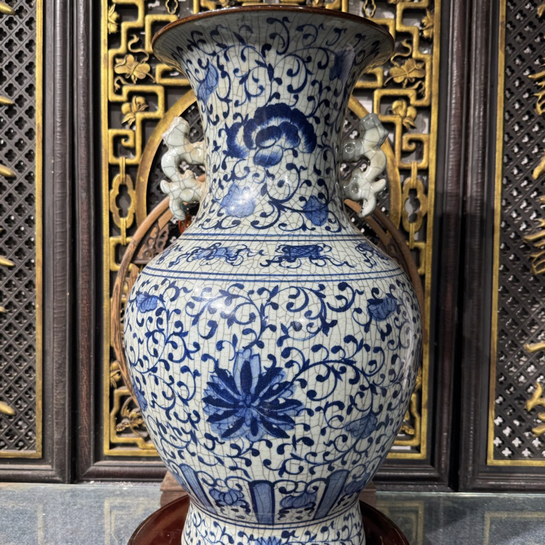 青花缠枝莲双耳赏瓶