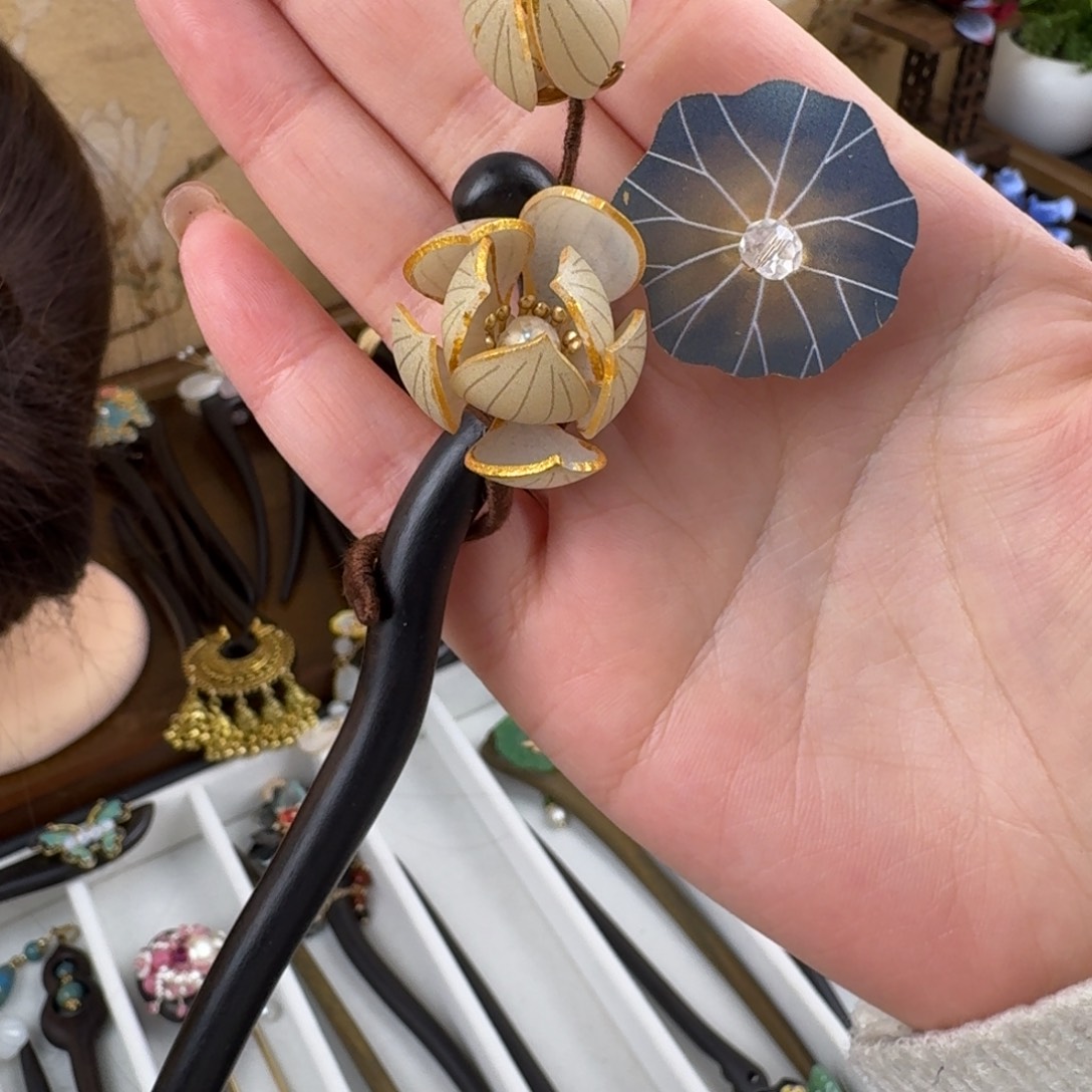 阎***妮醋酸铁合金18厘米黑檀木荷花发簪