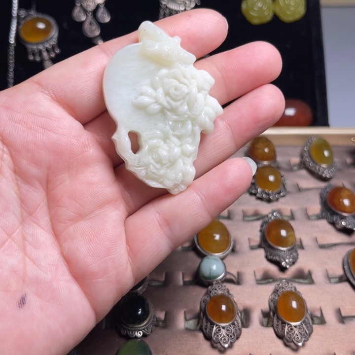 蛇纹石玉挂件未镶嵌