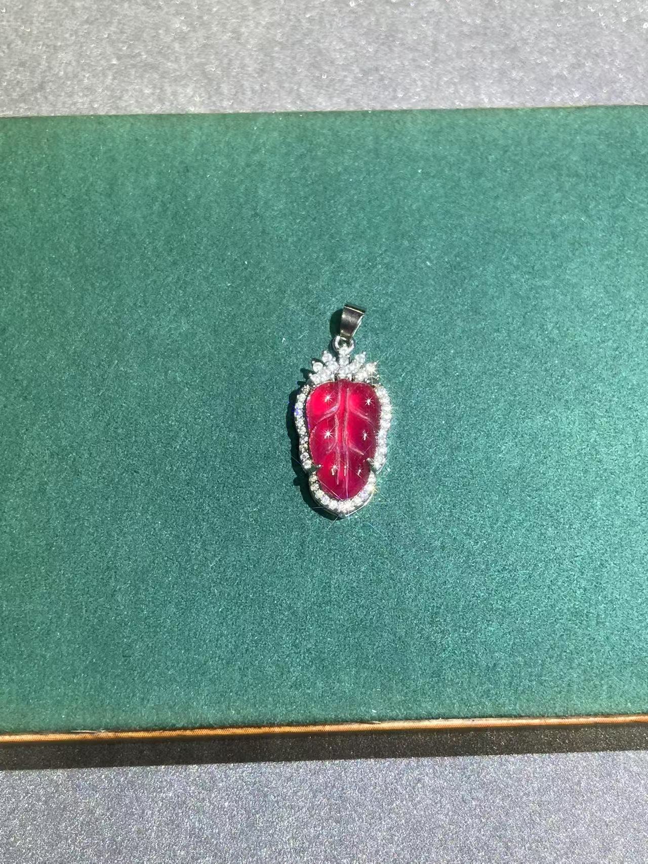 a3407白托微镶红色叶子吊坠多样发