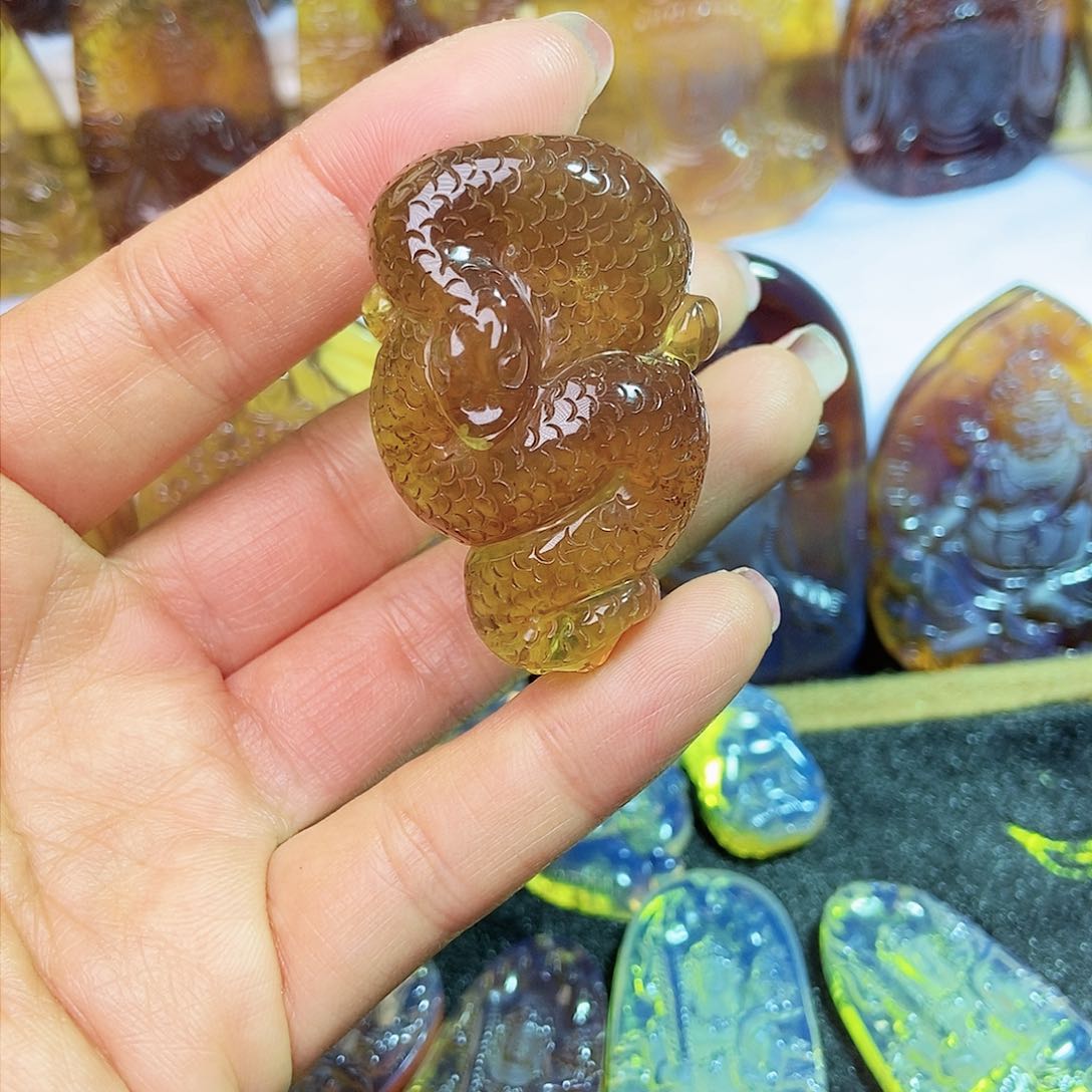 琥珀颈饰未镶嵌蛇