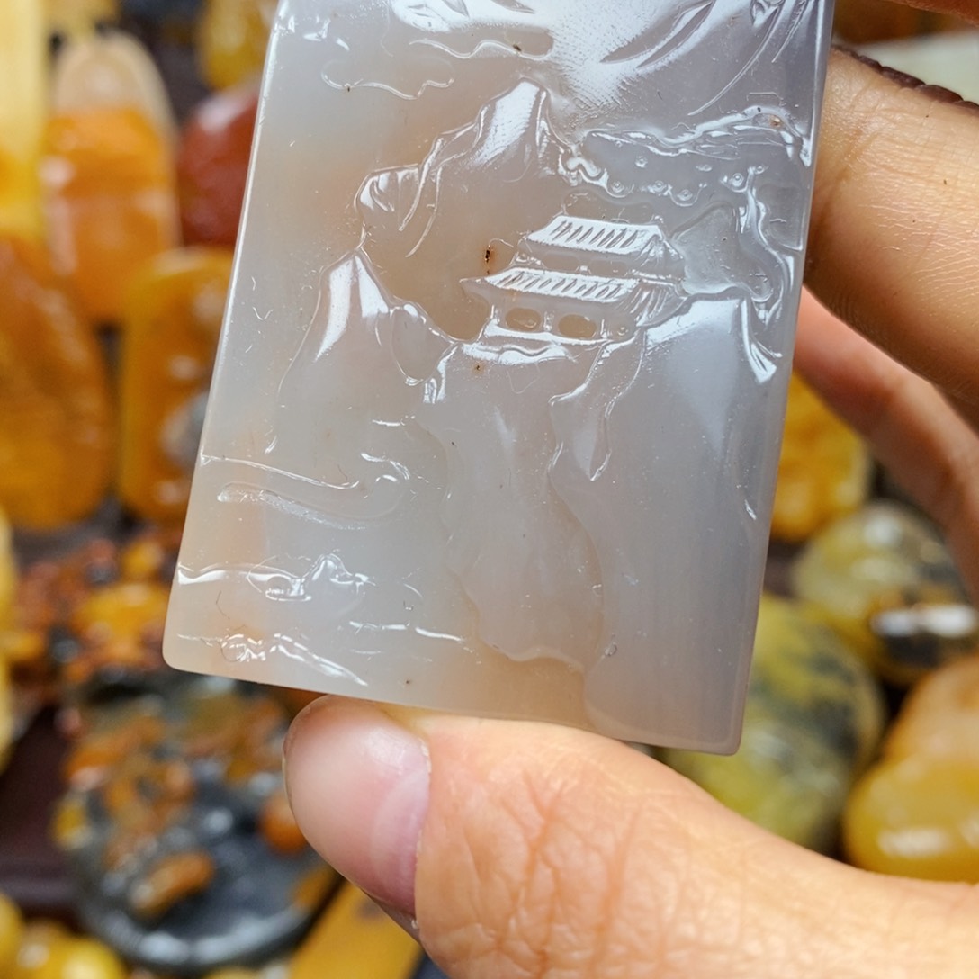 石英质玉（黄龙玉）颈饰未镶嵌