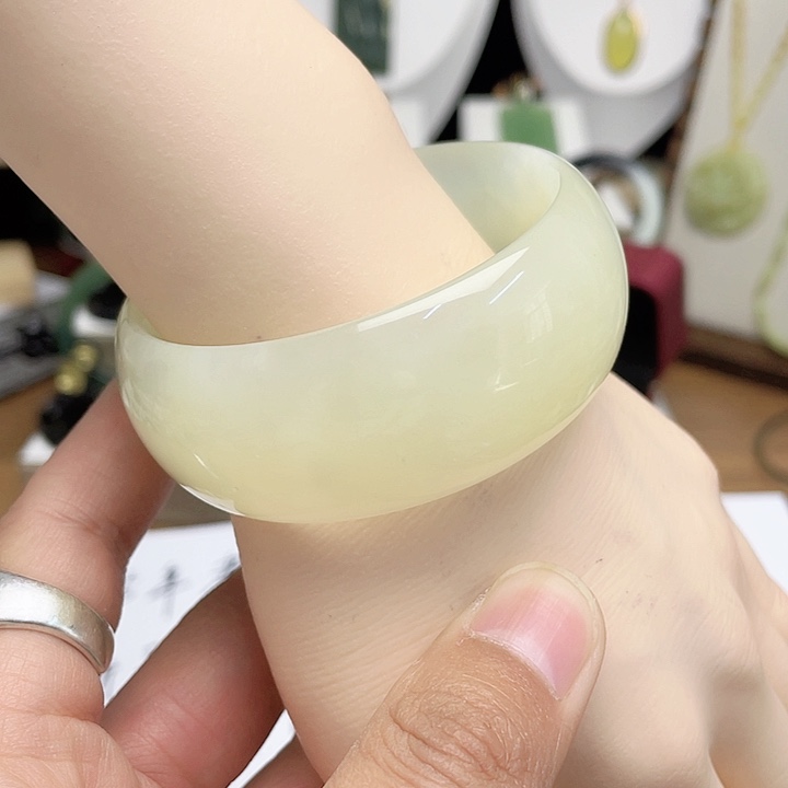 岫玉未镶嵌手镯轮胎手镯60口径