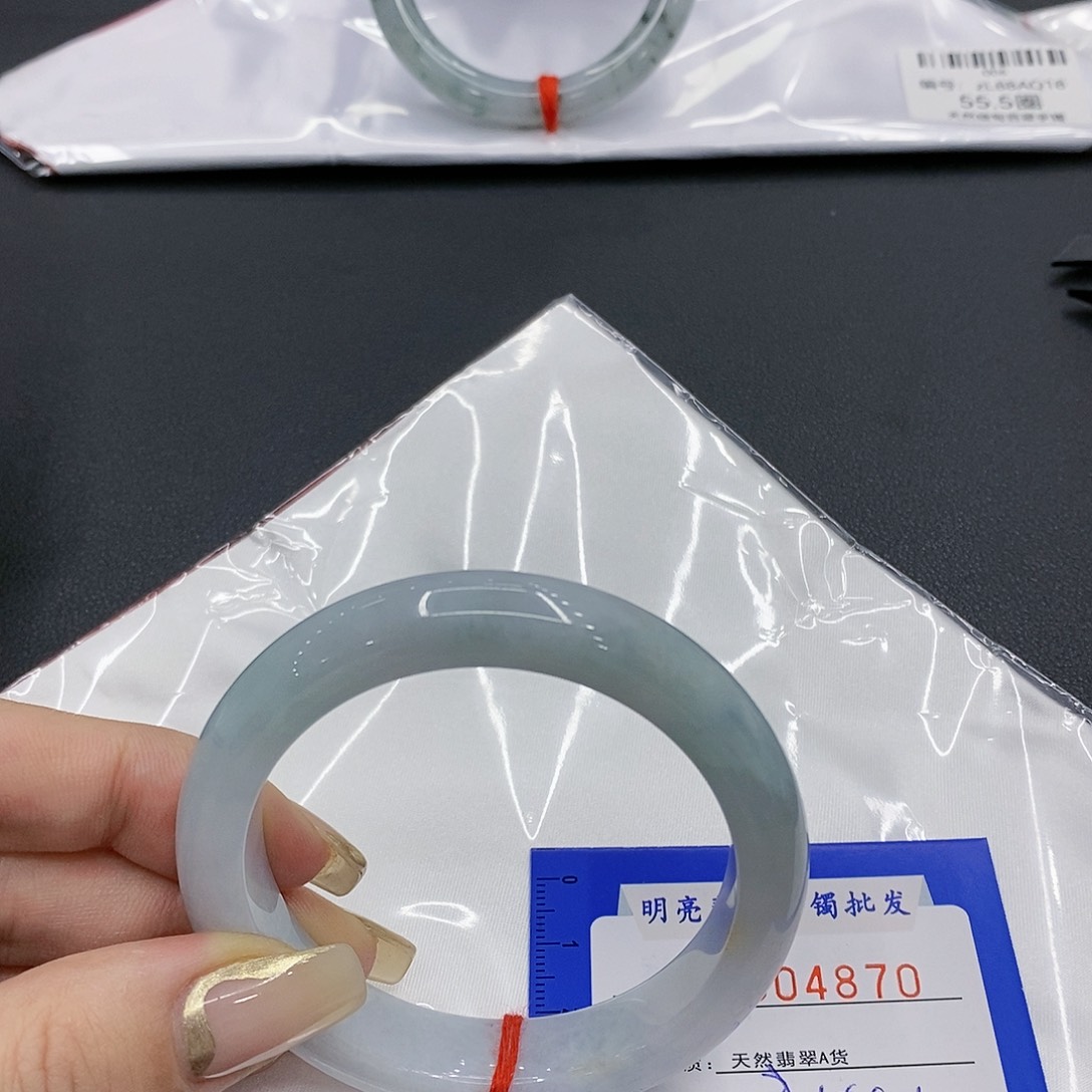 翡翠手镯未镶嵌翡翠手镯