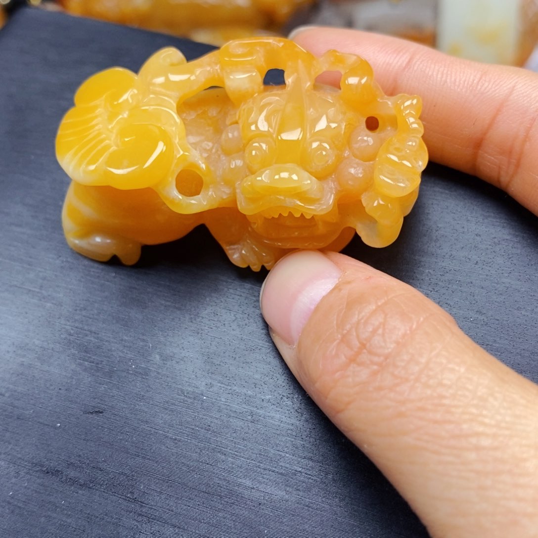 石英质玉（黄龙玉）颈饰未镶嵌