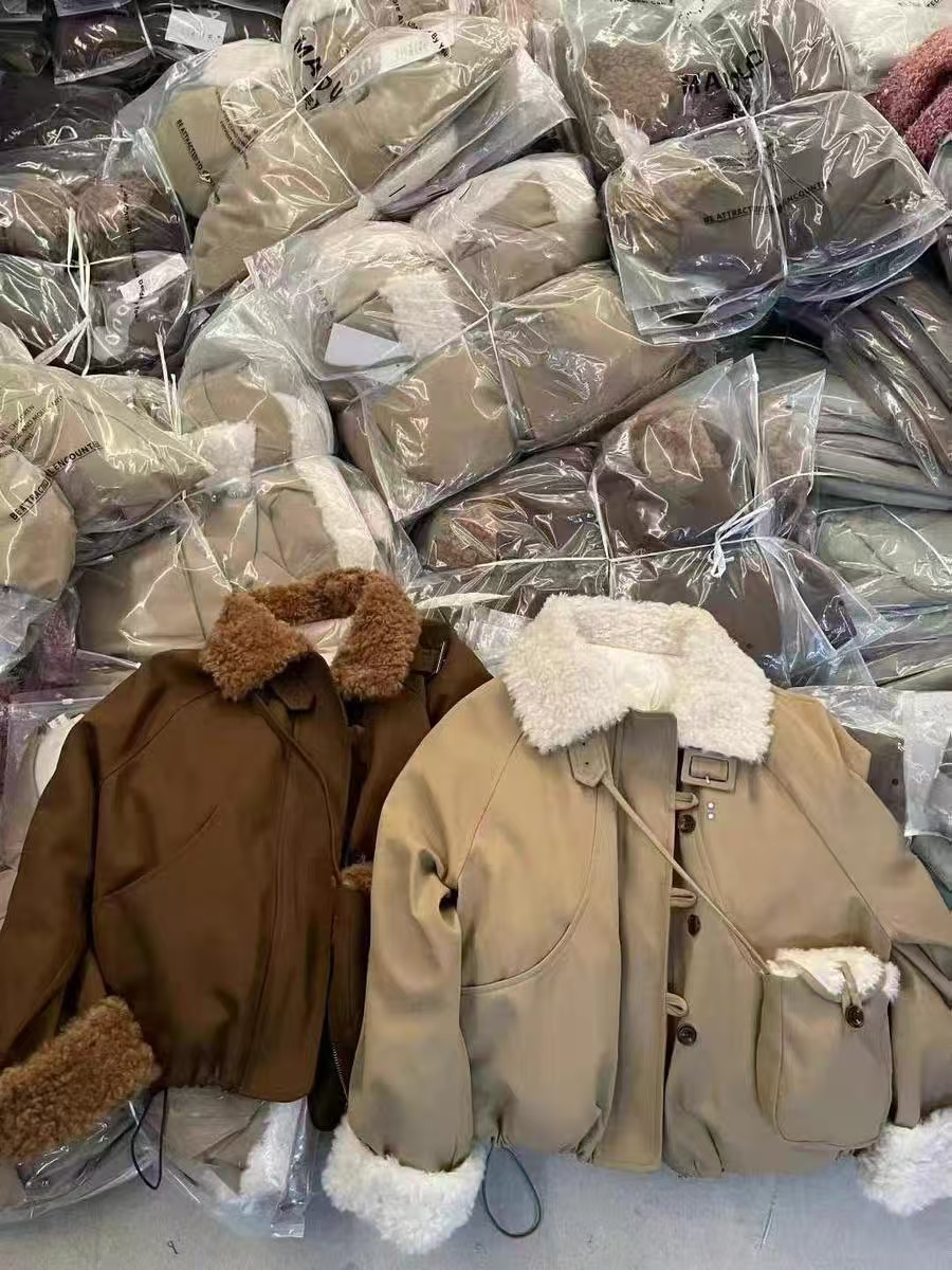 卡其色娃娃领拼接长毛绒女冬季新款韩版小个子爆小个子工装外套潮