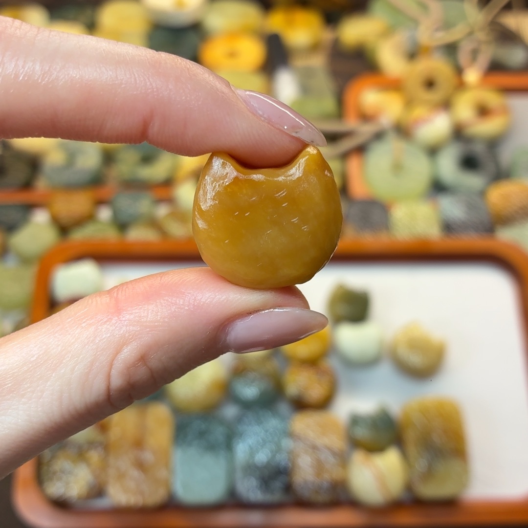 麻***菜蛇纹石玉未镶嵌颈饰