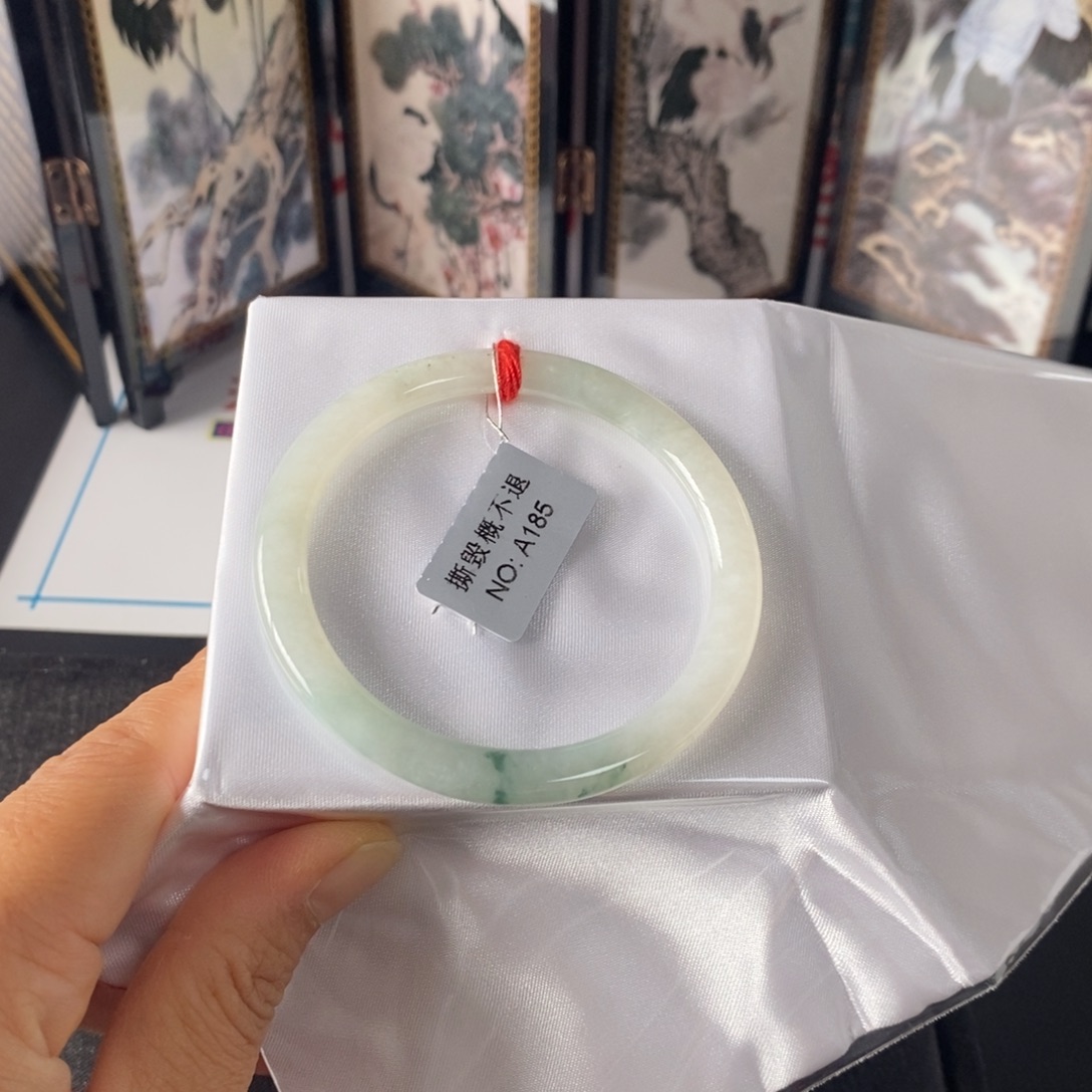 翡翠未镶嵌手镯（圆镯）52