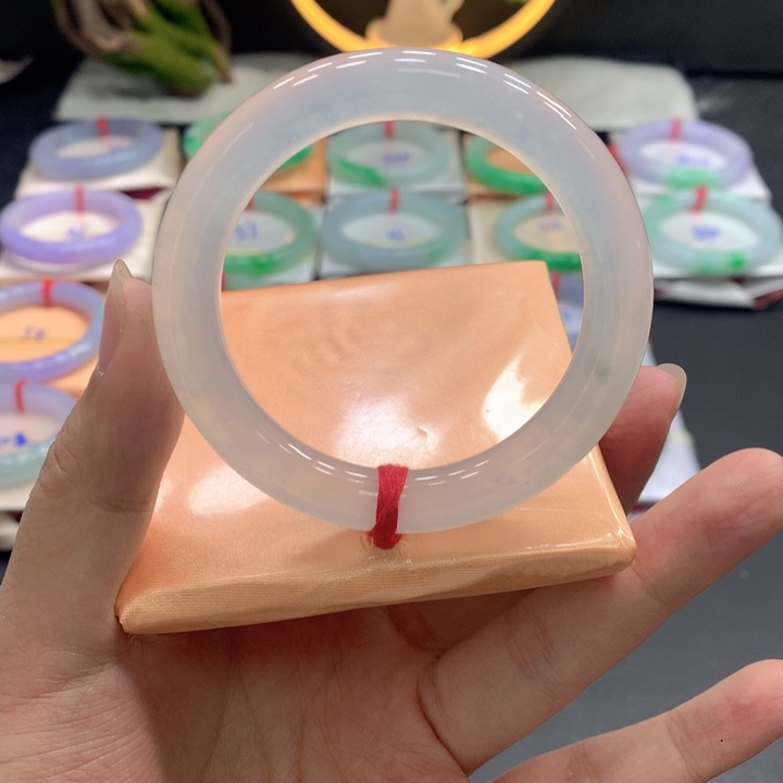 翡翠手镯未镶嵌翡翠