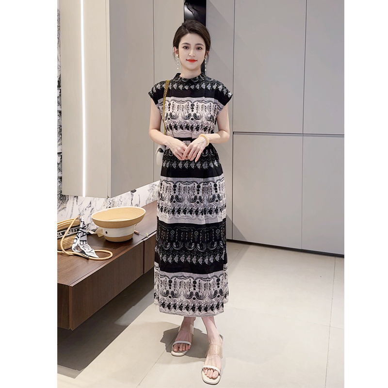 反季清仓~2025年新品特显气质黑色拼接碎花连衣裙收腰显瘦长裙