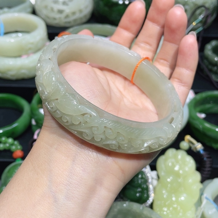 和田玉手镯67+圈口 编号31未镶嵌仙**缘