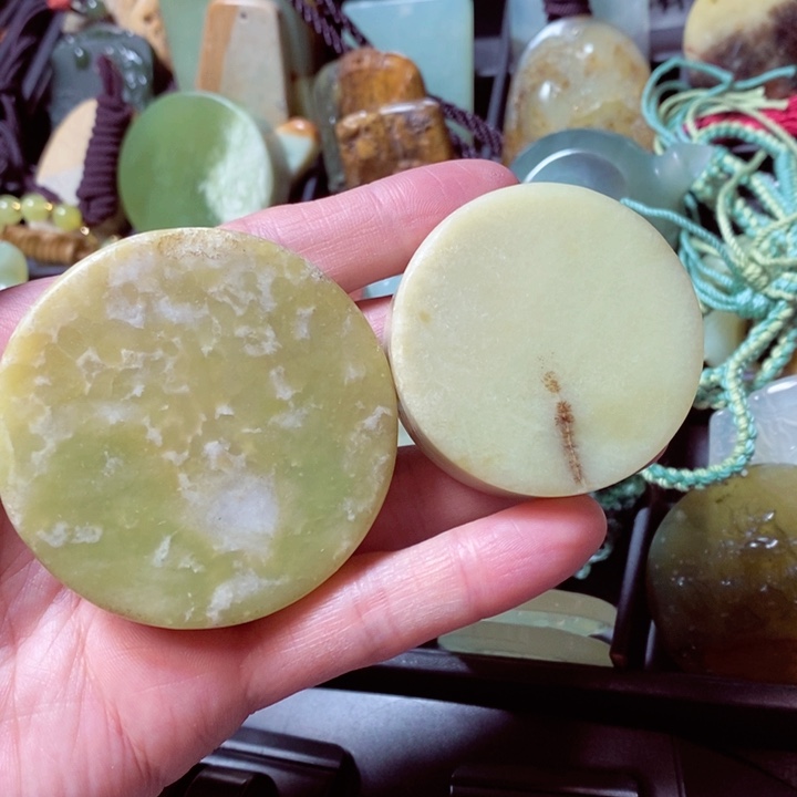 蛇纹石玉颈饰未镶嵌