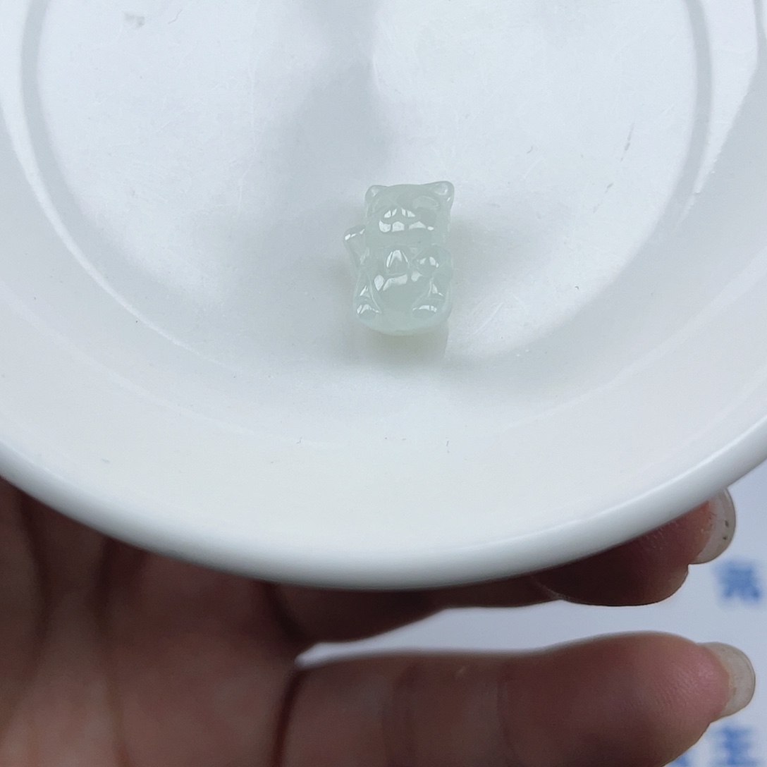 翡翠散珠翡翠通孔招财猫