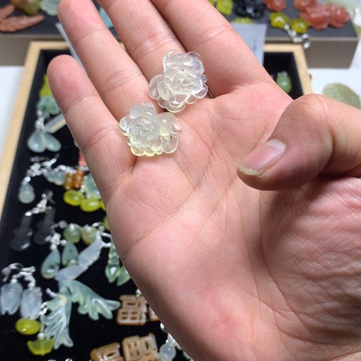 蛇纹石玉耳钉足银镀金镶嵌春**苗