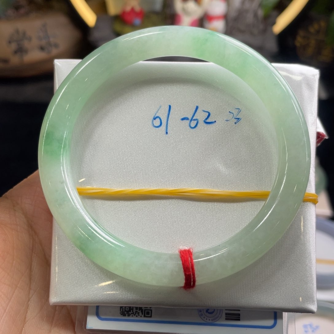 翡翠手镯未镶嵌小****?翡翠手镯