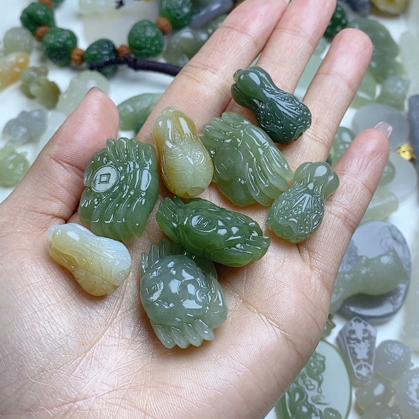 【闪购商品】和田玉颈饰未镶嵌钱**多