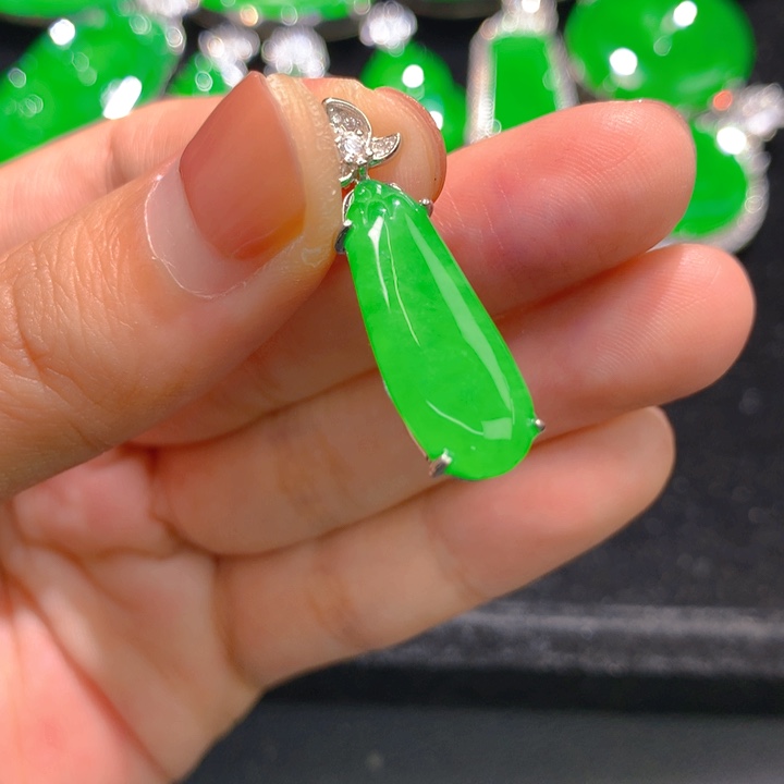 翡翠银S925镶嵌颈饰一个