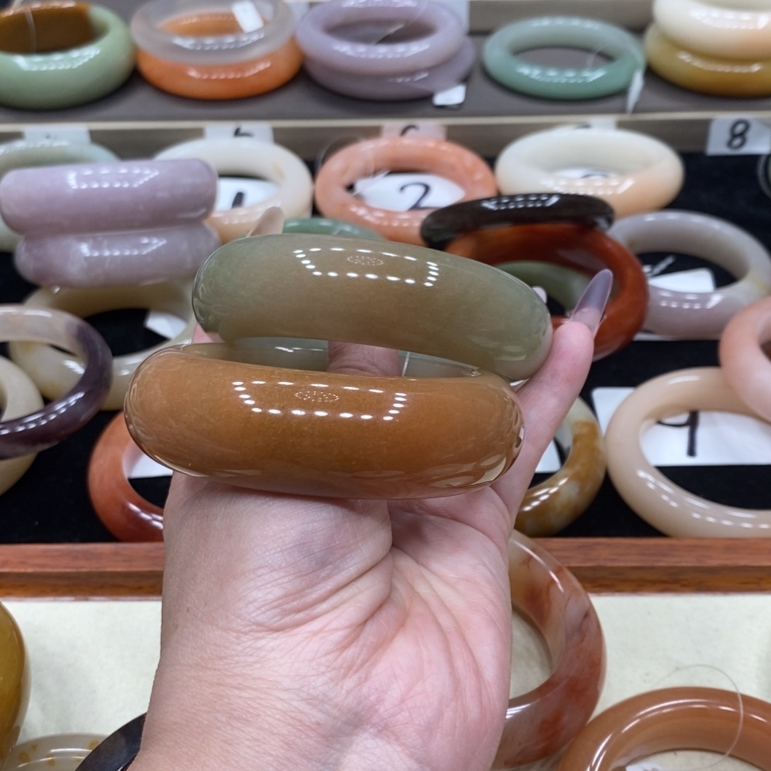 喔***哟石英岩玉未镶嵌手镯