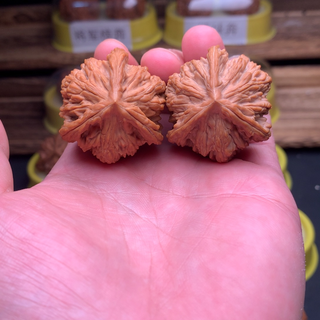 文玩核桃吊坠虎头奔