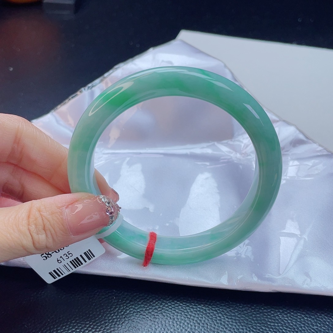 翡翠手镯未镶嵌翡翠