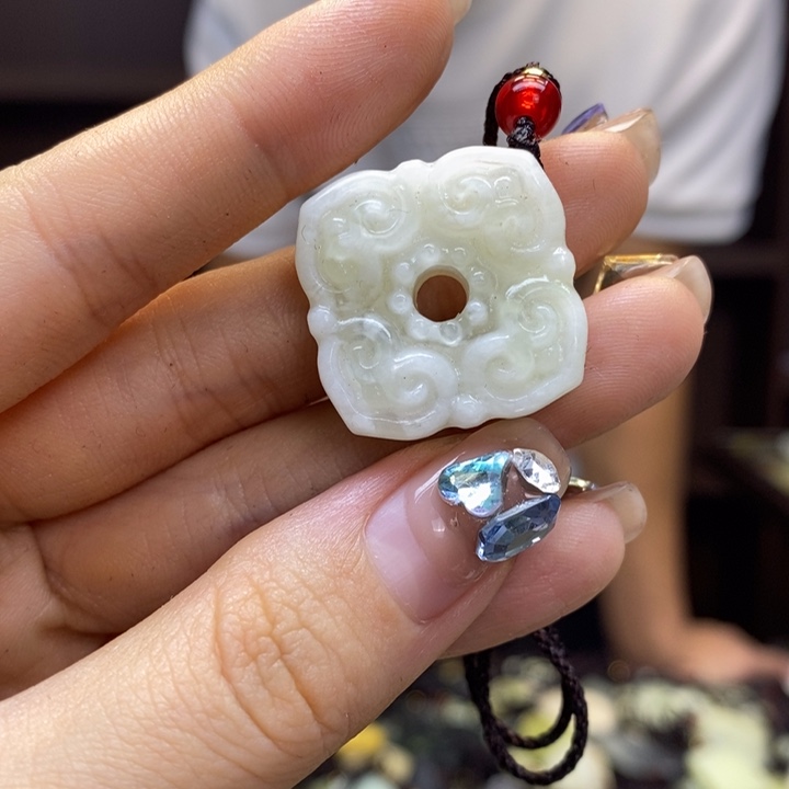 晨***曦蛇纹石玉未镶嵌颈饰