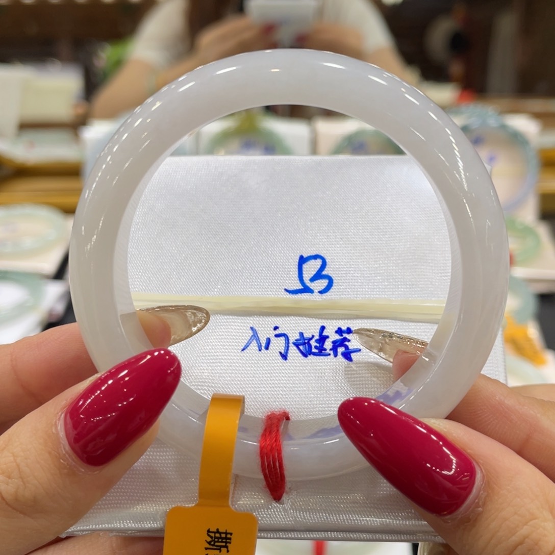 翡翠手镯未镶嵌翡翠