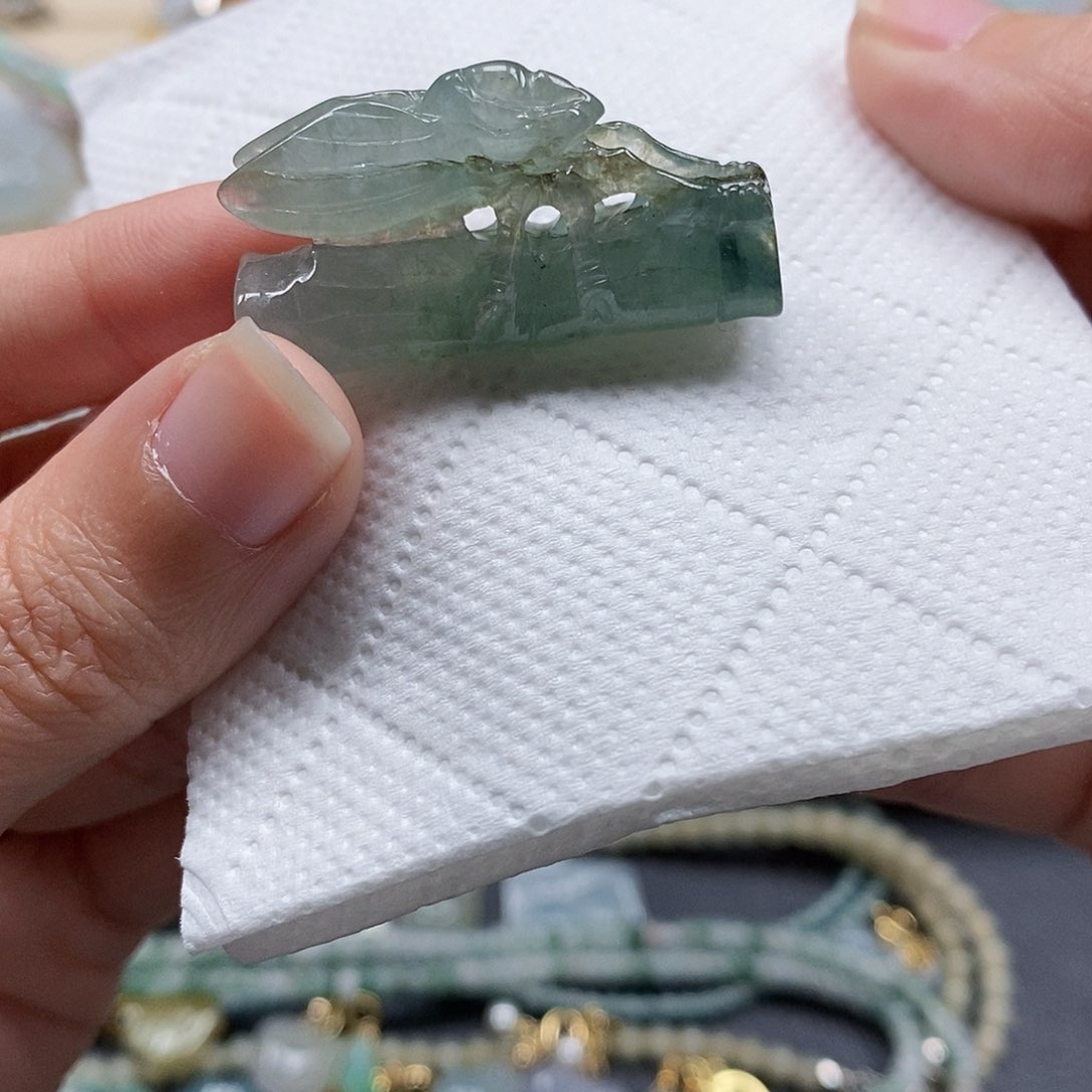 翡翠颈饰未镶嵌闪