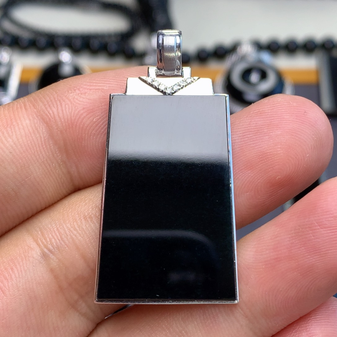 颈饰18K金镶嵌翡翠墨翠无事牌