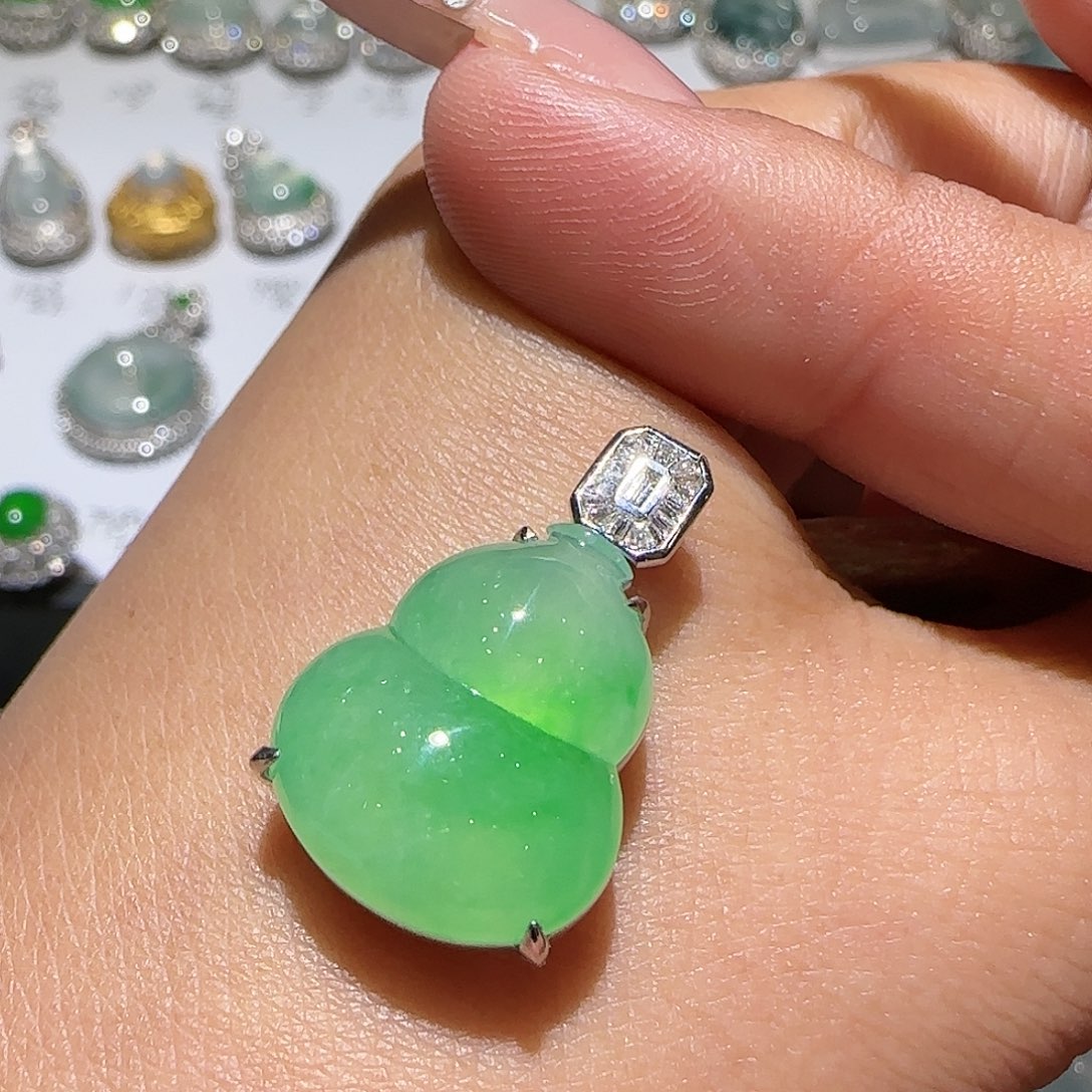 【闪购商品】颈饰18K金镶嵌翡翠天然