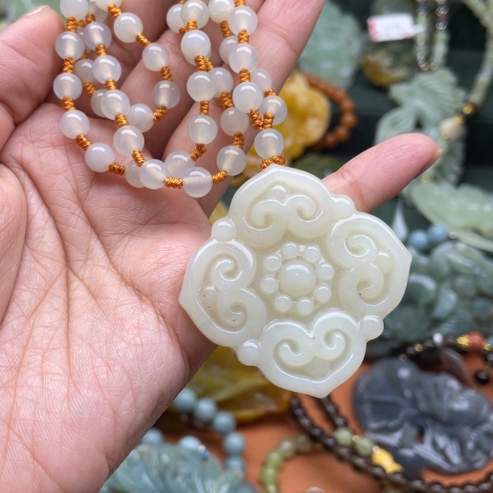 蛇纹石玉吊坠合金