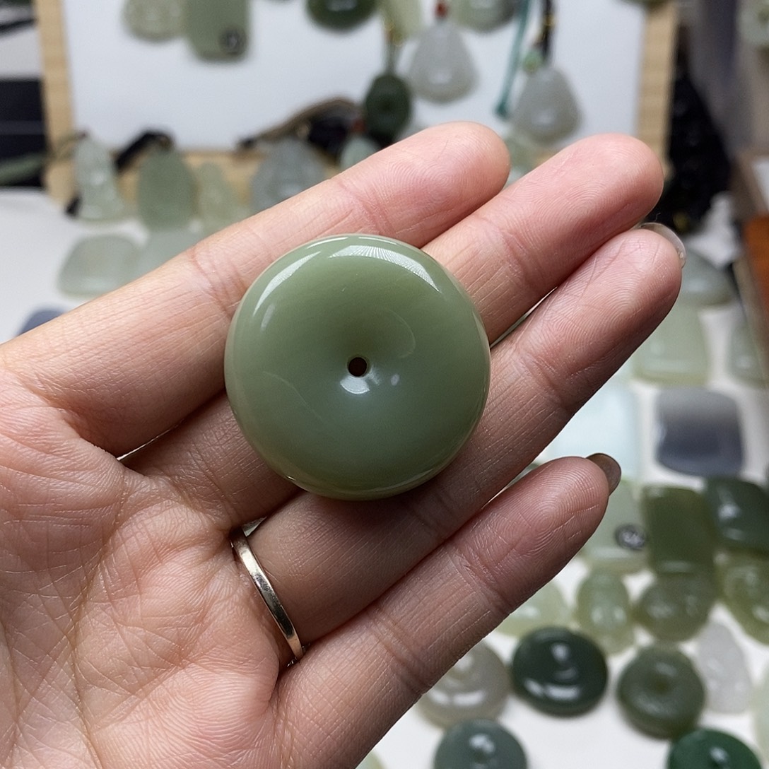 豆***手和田玉未镶嵌颈饰平安扣1307