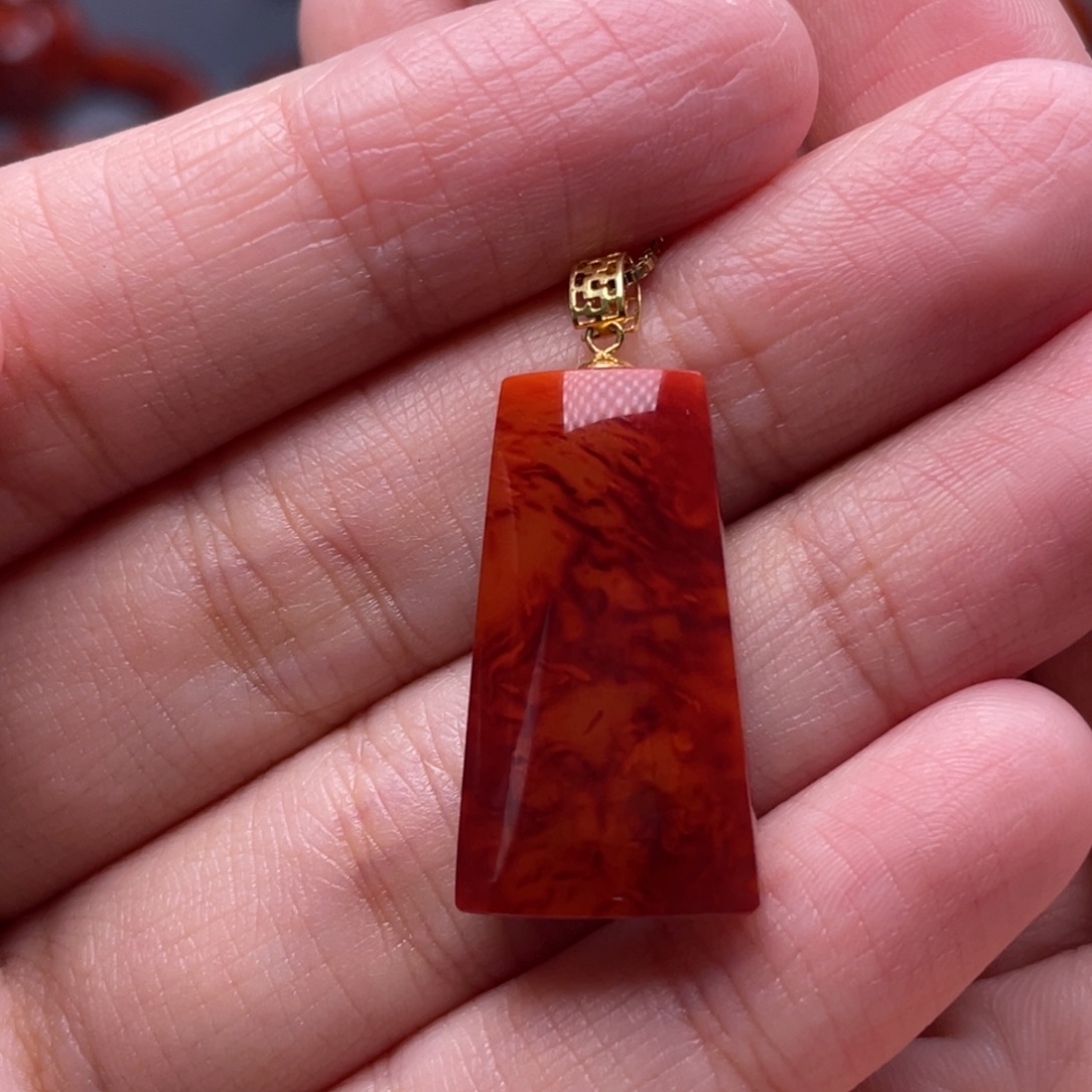 南红玛瑙18K金镶嵌珠宝奇石无事牌吊坠