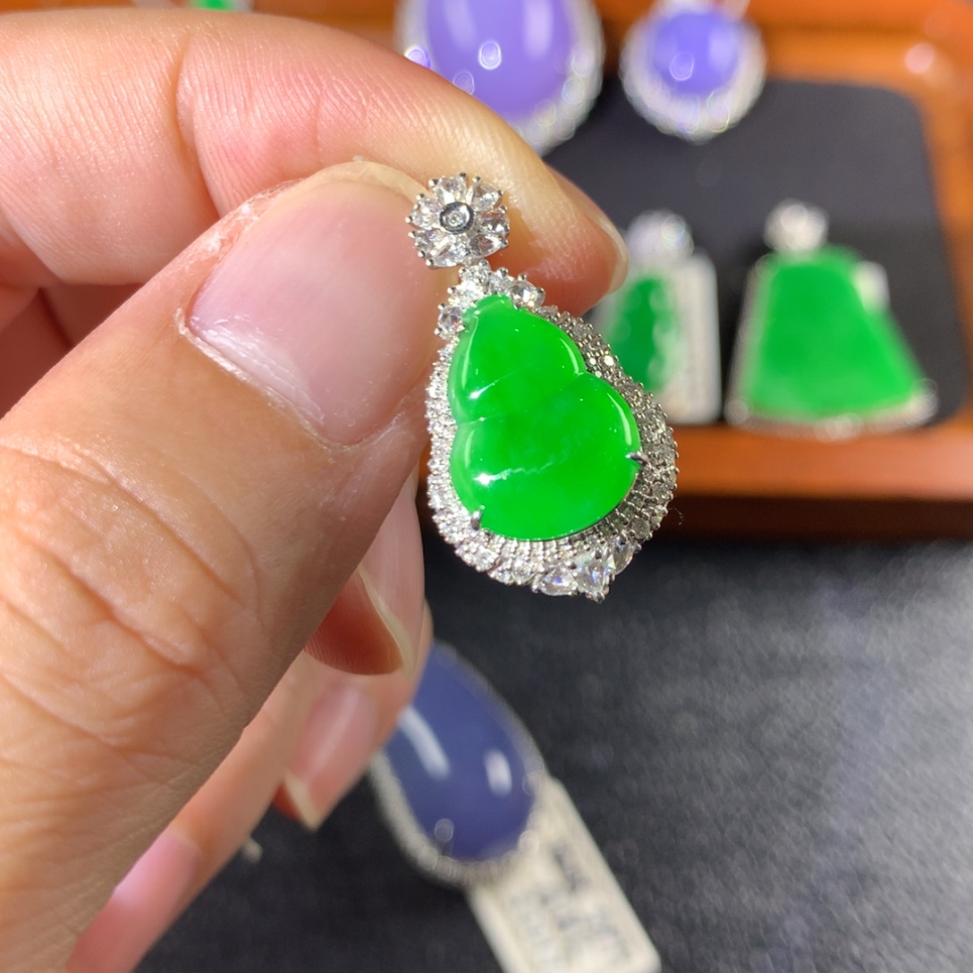 翡翠18K金镶嵌颈饰翡翠