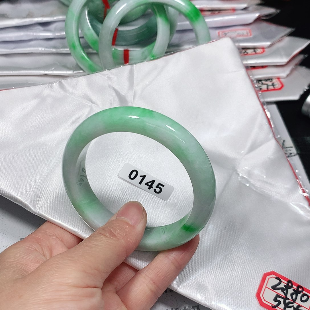 翡翠手镯未镶嵌天然缅甸A货翡翠手镯
