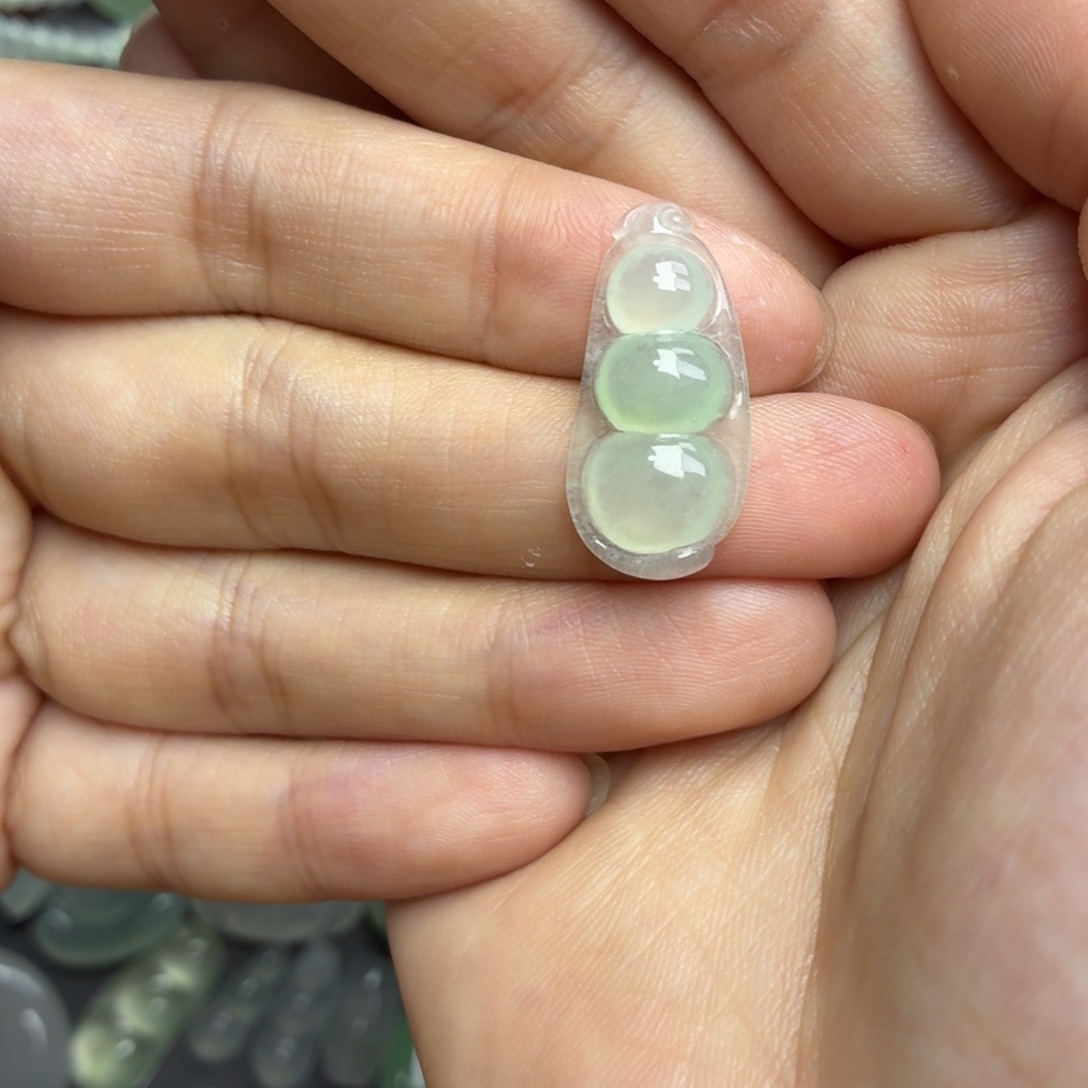 翡翠未镶嵌颈饰甜绿豆