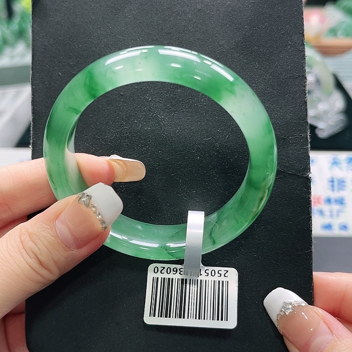乙***菱石英质玉（非洲翠）未镶嵌手镯
