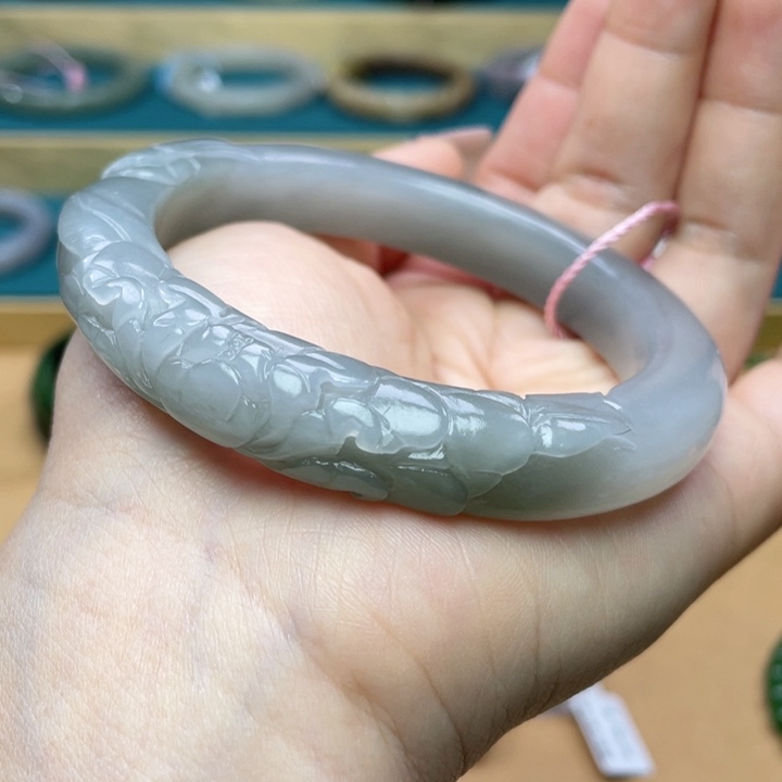 和田玉手镯62圈口。编号6未镶嵌