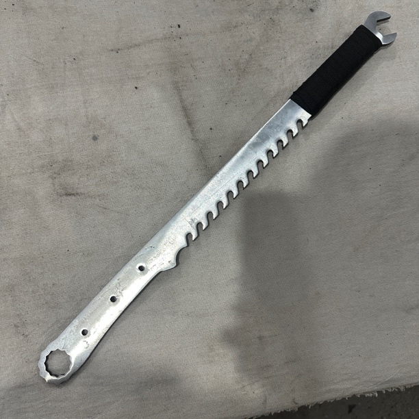 2668 龙泉昊天宝剑高猛钢板手未开刃