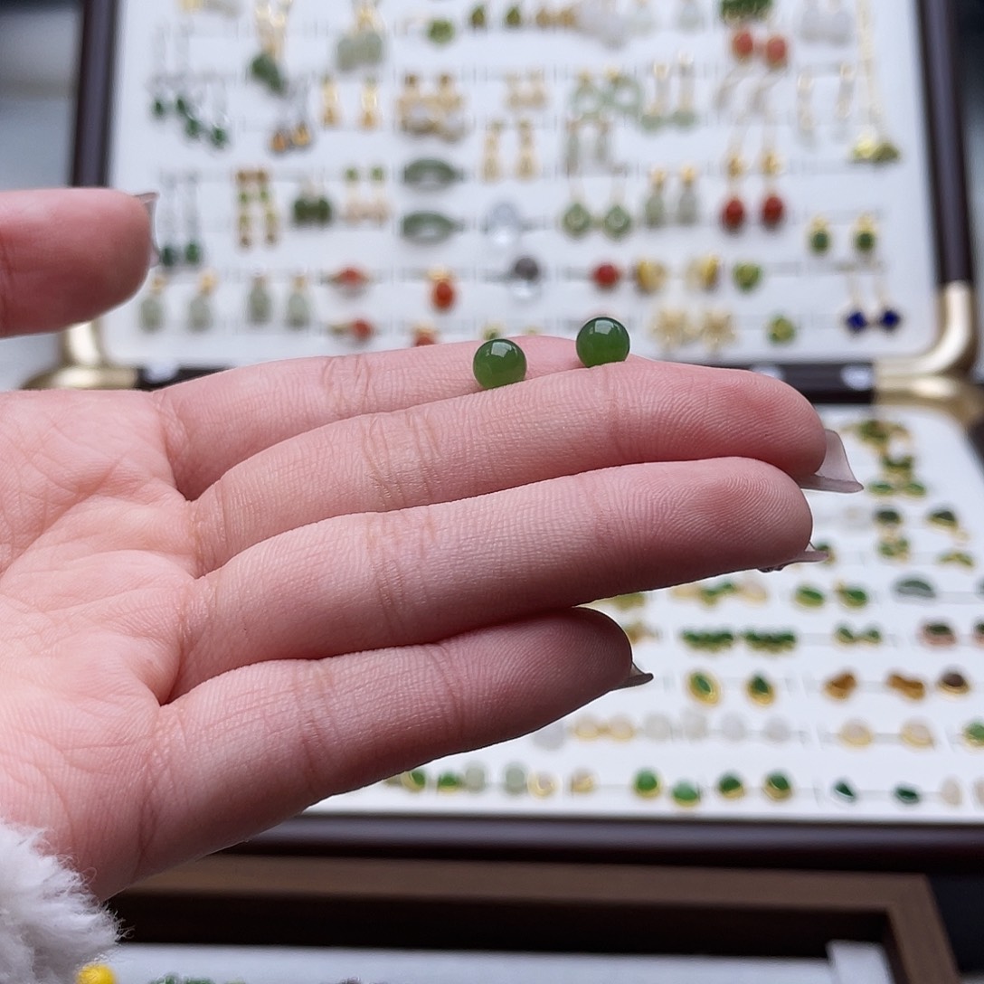 和田玉未镶嵌耳饰