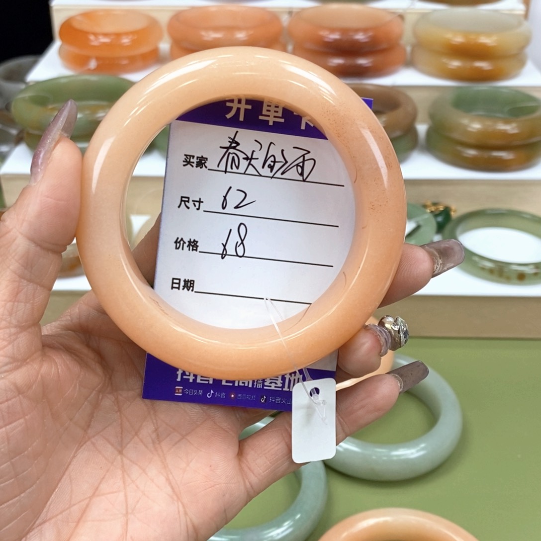 石英质玉手镯未镶嵌春***?