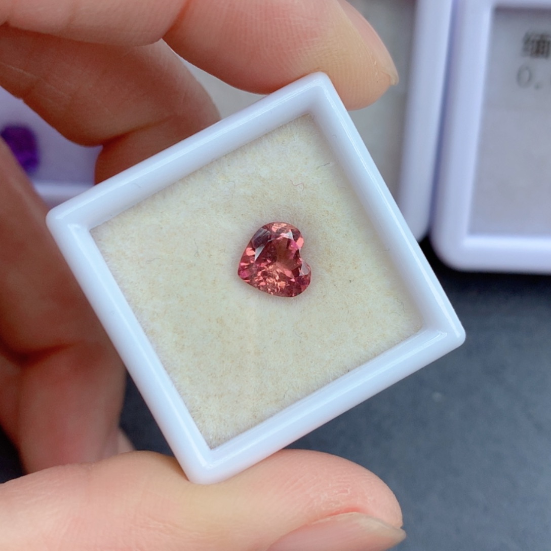 红色碧玺1.31克拉裸石未镶嵌