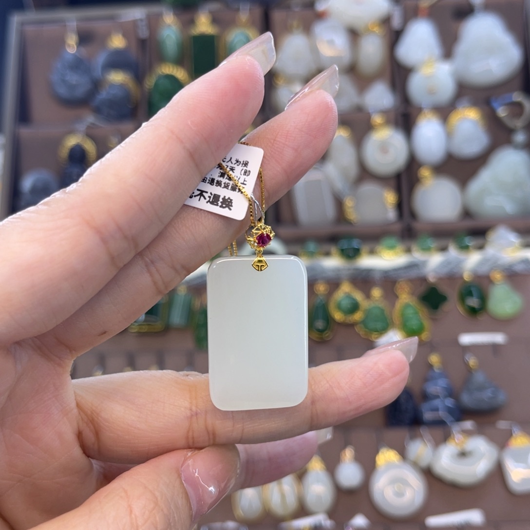 和田玉吊坠18K金镶嵌