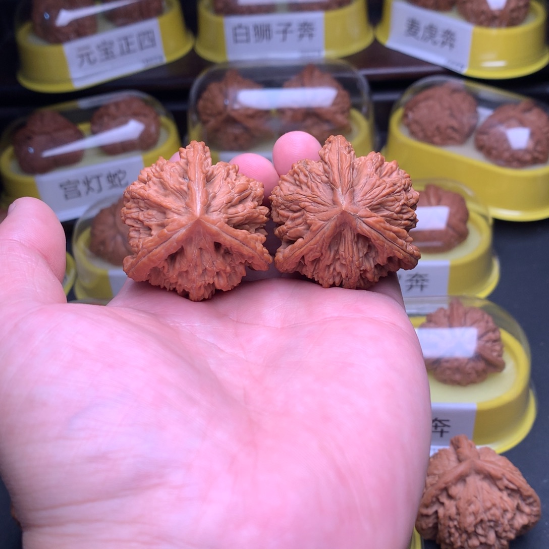 文玩核桃吊坠虎头奔