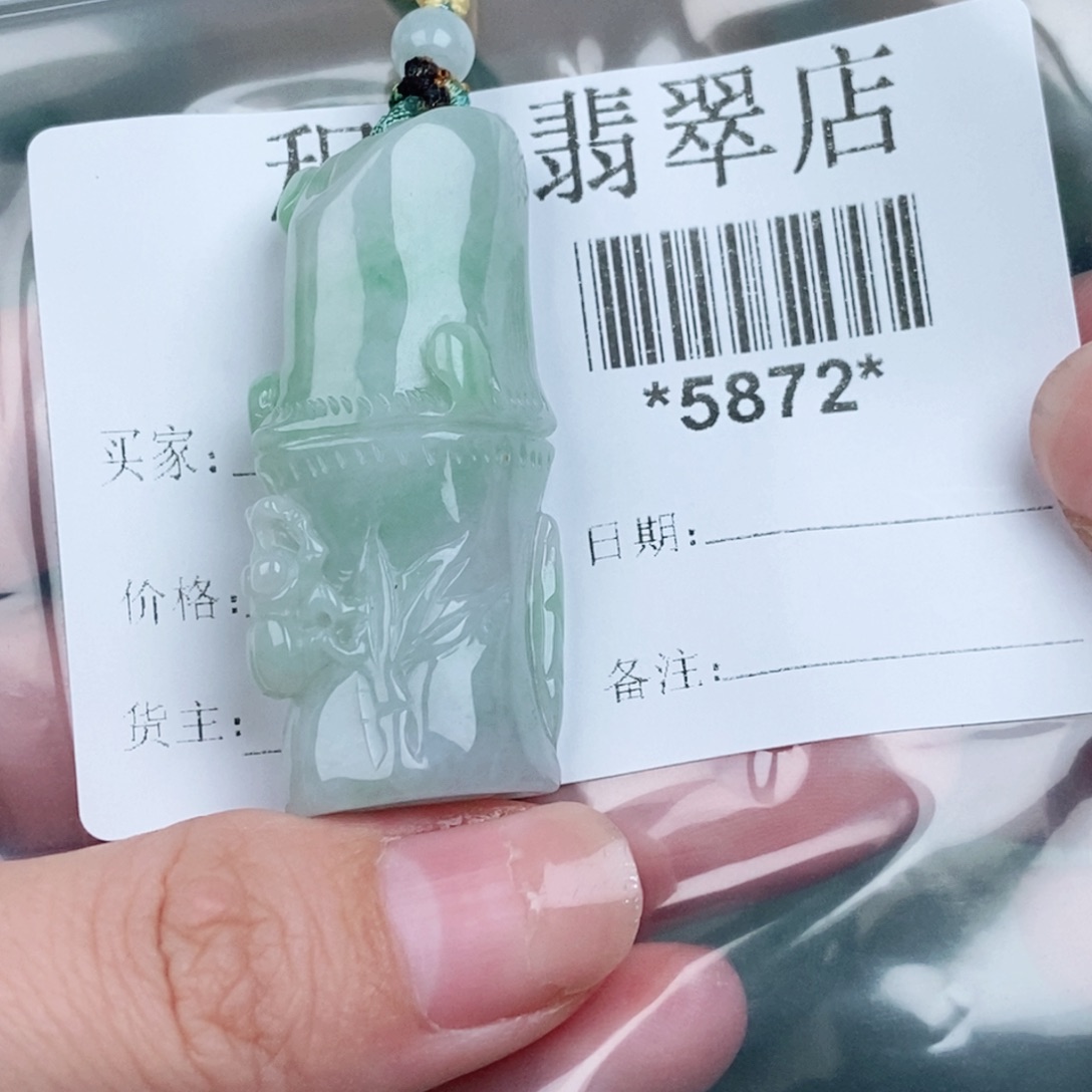 c***）翡翠未镶嵌颈饰翡翠