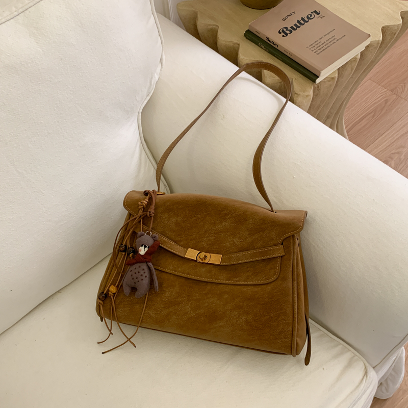 2025秋冬新款复古软皮单肩公文包高级大容量锁扣斜挎包通勤铂金包