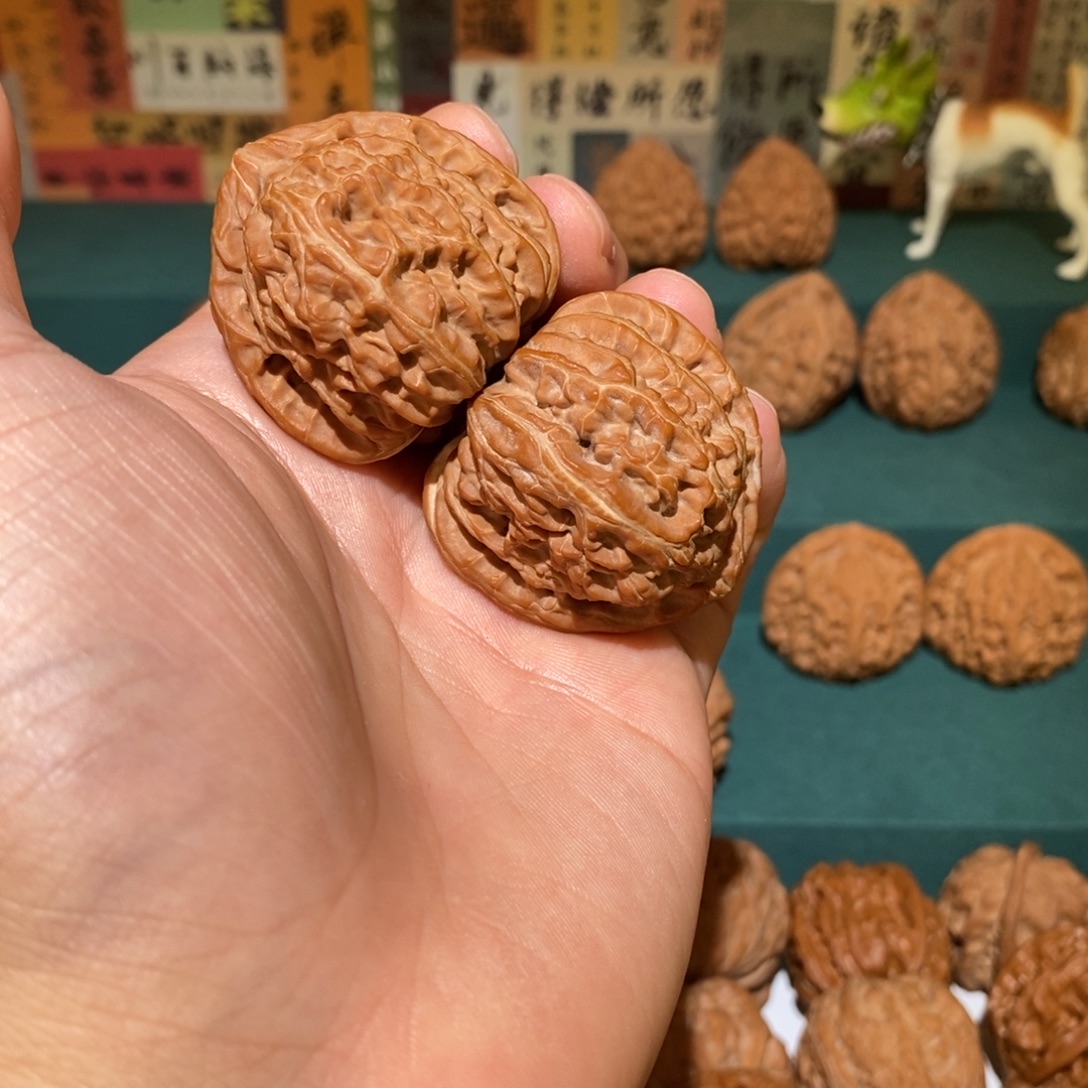 甄***豆文玩核桃把件三角白